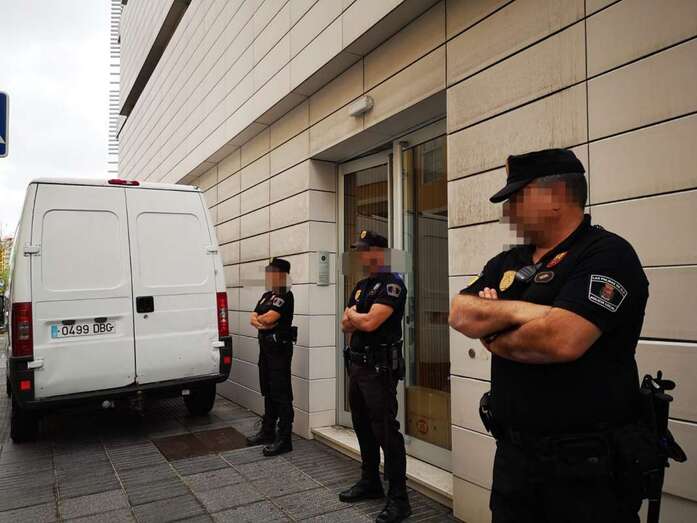 Agentes ante la sede de Idental en la capital grancanaria (Foto TA)
